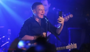 Cântăreţul Bryan Adams, acuzat de rasism după un mesaj controversat: Nenorociţii care mănâncă lilieci nu se mai satură