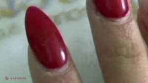FOTO // A vrut să se laude cu noua ei manichiură, însă când au văzut ce are la degete, prietenele ei au început să urle de frică!