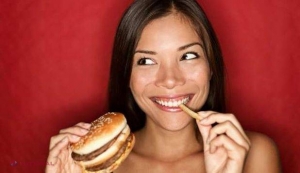 PERICOLUL uriaş din ambalajele produselor de tip fast-food. Americanii le-au INTERZIS deja