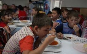 Neregularități în alimentație descoperite la cinci tabere de vară. Tone de carne au fost scoase din meniu