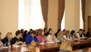 Îmbunătățirea rolului mediatorilor comunitari în educația copiilor romi, dezbătută la Ministerul Educației și Agenția Relații Interetnice
