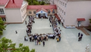 Profesorii și elevii din Cârnățeni, raionul Căușeni, se bucură de o curte școlară renovată după 35 de ani, cu sprijinul Uniunii Europene și al comunității
