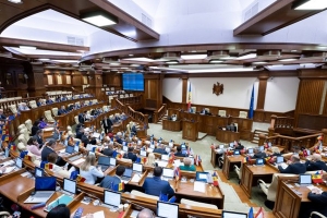 Parlamentul elimină articolele problematice din legea privind corupția electorală la solicitarea Maiei Sandu