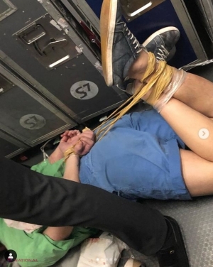 VIDEO // Pasager în avion, legat de mâini și de picioare