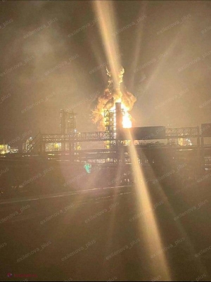 Atac cu drone ucrainene asupra unei dintre cele mai mari rafinării din Rusia, provocând incendii și explozii