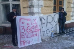 PROTEST în fața primăriei capitalei. Protestatarii s-au sesizat dintr-un articol publicat de Ziarul NAȚIONAL