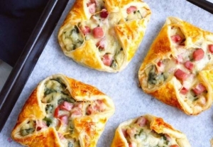 REȚETĂ // Pacheţele cu şuncă şi caşcaval