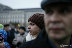 Ucraina a trimis tancuri pe aeroportul din Donețk. Manifestație pentru VICTORIE la Kiev