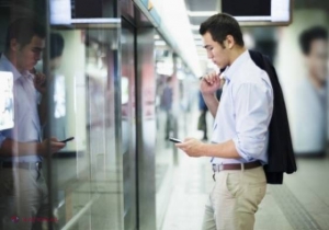 Telefonul AFECTEAZĂ coloana vertebrală? VERDICTUL specialiștilor