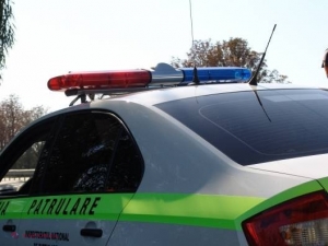 Locuitori ai capitalei, JEFUIȚI în plină stradă. Cum furau telefoanele mobile niște indivizi violenți