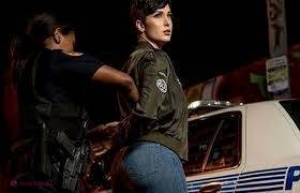 VIDEO // O tânără susţine că a fost arestată de poliţie după o şedinţă foto PROVOCATOARE în public, dar internetul nu o crede