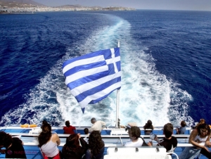 Situaţie ALARMANTĂ în Grecia: 1 500 de turişti, blocaţi de zile întregi pe o insulă. Feriboturile defecte şi un incendiu de vegetaţie provoacă panică