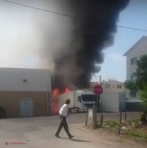 VIDEO // Un avion s-a prăbuşit în parcarea unui supermarket. Cinci persoane au murit