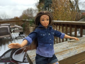 FOTO // Păpușă Barbie, cu CELULITĂ, acnee și vânătăi