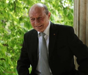 Imagine de poveste. Traian Băsescu, prima poza cu cei trei nepoţei, lânga bradul de Crăciun