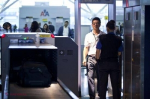 FOTO // Cum l-au prins poliţiştii pe acest om, în AEROPORT. Ce s-a întâmplat la detectorul de metale