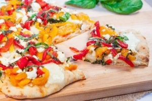 REȚETĂ // Pizza cu ardei copt, brânză de capră şi busuioc