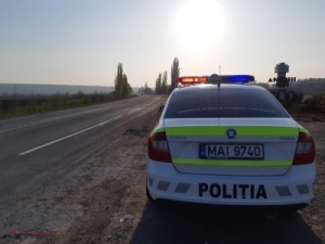 VIDEO // Un șofer din Zaim, Căușeni, a stabilit un nou RECORD de alcoolemie. Bărbatul a intrat în gardurile a două gospodării și a fost reținut