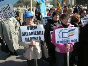 Circa 200 de profesori au ieșit la proteste