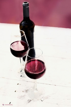 STUDIU // Două pahare de vin roşu te scapă de kilogramele în plus