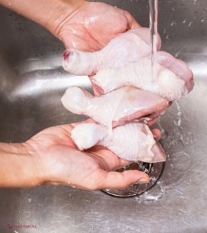 Experți: Carnea de pui spălată creşte riscul apariţiei toxinfecţiei alimentare