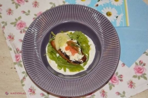 Tartină cu somon, pe pat de ruccola cu dressing de smântână