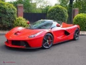 VIDEO // Un Ferrari de un sfert de milion de euro a intrat într-un stâlp 