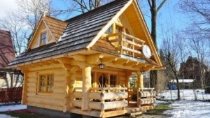 FOTO // Pare o casă sărăcăcioasă, dar când îi văd interiorul mulţi rămân uimiți! 