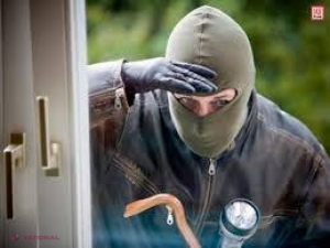 Moldoveni, hoţi în Paris. Au furat bijuterii şi ceasuri de lux de peste UN MILION de euro