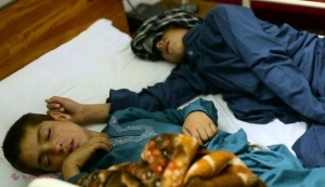 VIDEO // Cazul ŞOCANT al „băieţilor solari''. Ziua sunt copii normali, dar când apune soarele încremenesc