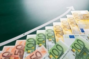 EURO continuă să se SCUMPEASCĂ