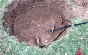 FOTO // Şi-a cumpărat o casă şi nu s-a gândit că în curtea lui există aşa ceva. Ce se afla sub CAPAC