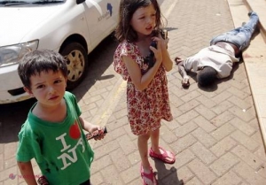 POZE // Un baiat de 4 ani și-a SALVAT familia de un terorist și l-a facut să-și ceară și IERTARE
