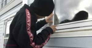 Jefuia apartamente în plină zi