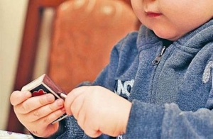 Doi micuţi lăsaţi fără supraveghere, la un pas de TRAGEDIE. Fetiţa a ajuns la SPITAL