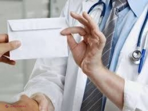 Medic din Soroca, prins în timp ce primea mită