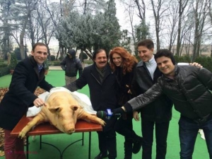 FOTO // Nicolae Botgros şi Ion Paladi au TĂIAT un porc în România şi au pozat lângă el