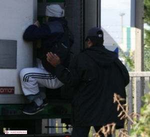 Moldoveni, ajunși în UE în cisterne cu vin