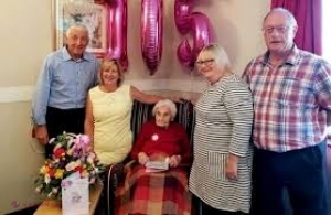 O domnișoară de 105 ani își dezvăluie secretul longevității