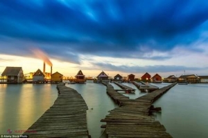 Uitaţi de Maldive: acesta este uimitorul sat plutitor aflat la doi paşi de România