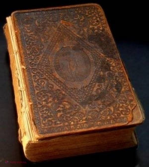 FOTO // A cumpărat o carte cu jumătate de liră. Când a deschis-o, a avut surpriza vieţii