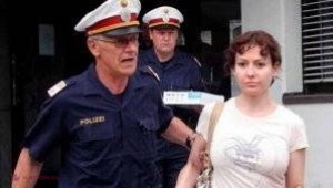 Această criminală e atât de periculoasă, încât a fost închisă într-un penitenciar…