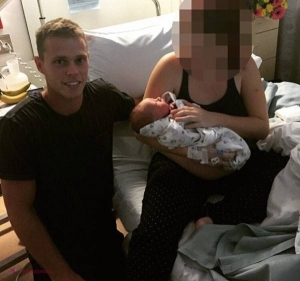 Povestea tânărului care a devenit TATĂ și BUNIC în același timp