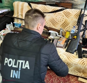 VIDEO // Arme și muniții în două gospodării din Vulcănești. Poliția va efectua expertiza BALISTICĂ a celor cinci arme, pentru a stabili dacă au fost folosite în comiterea unor infracțiuni