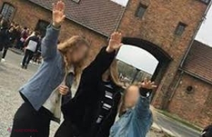 REVOLTĂTOR! // Trei studente au fost la Auschwitz și au făcut salutul nazist