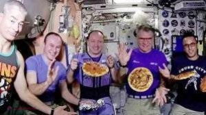 VIDEO // Ce faci când îți vine pofta de o pizza în Cosmos…