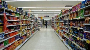 Produse expirate sau din viitor într-un supermarket din capitală