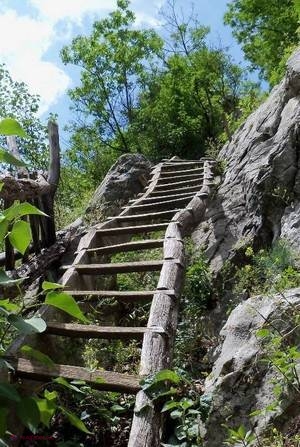 GALERIE FOTO // Satul unic din România, COCOŢAT în nori. Localnicii ajung doar cu scara!