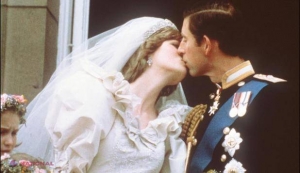 VIDEO // Ziua în care Lady D şi Prinţul Charles şi-au făcut publică logodna