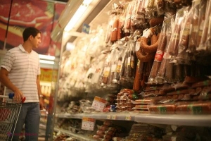 Producătorii de mezeluri adaugă fosfor în produse pentru a amăgi clienții la cântar